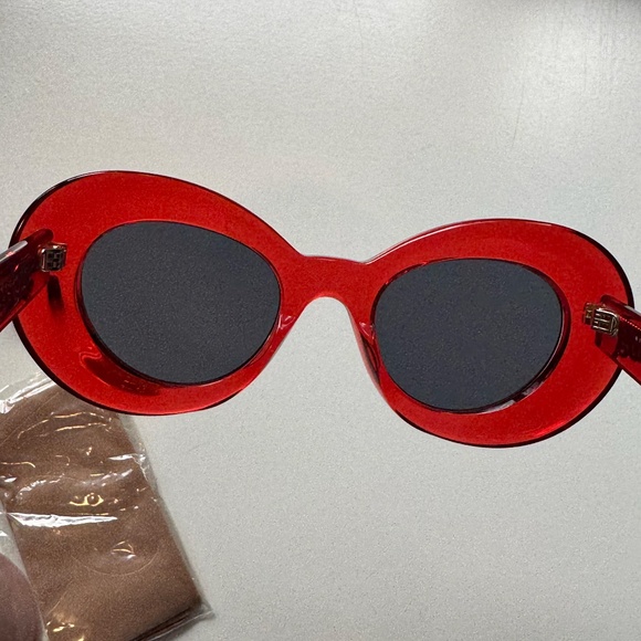 LOEWE NWOT sunglasses LW401121 - Picture 7 of 16